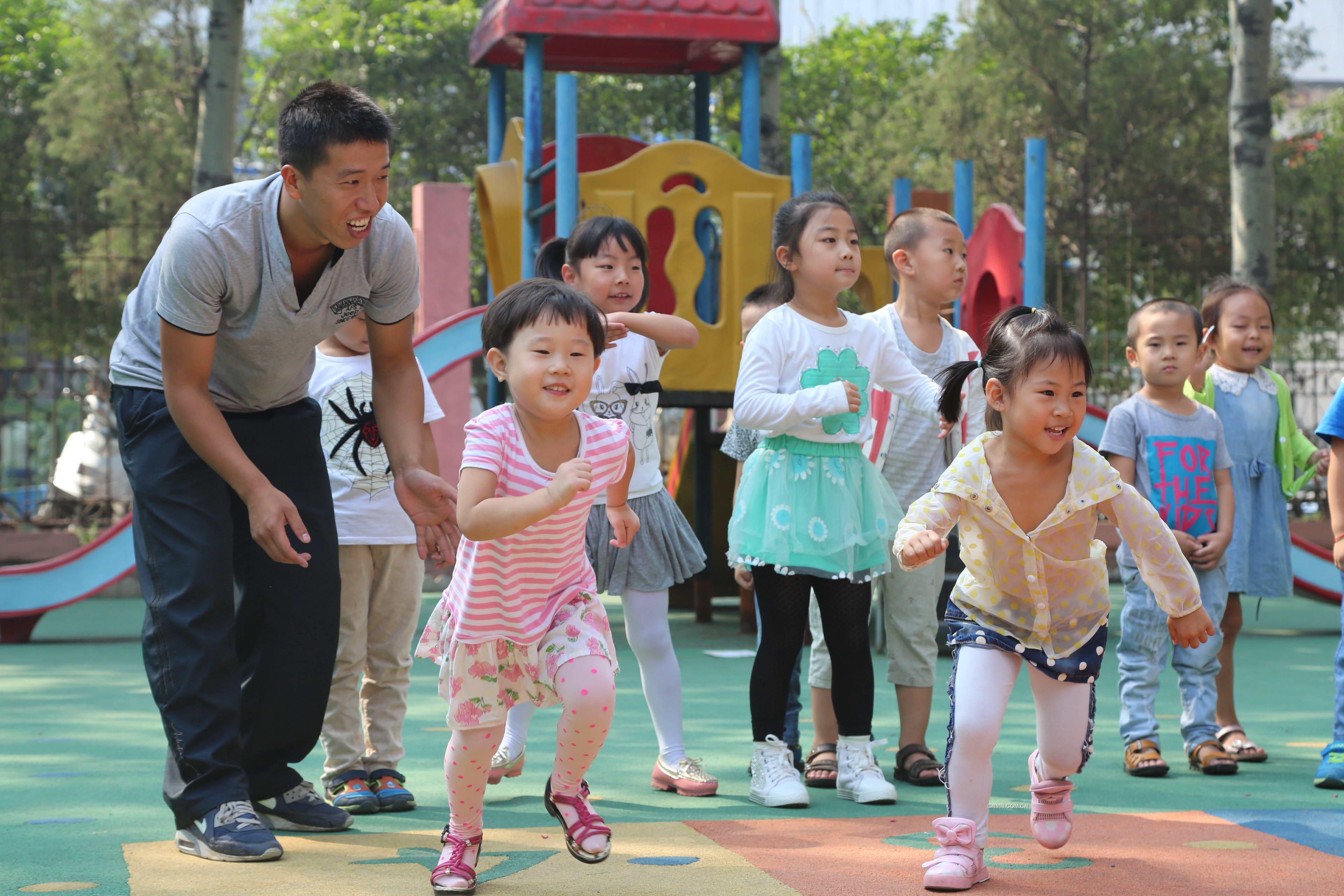 又是一年教師節(jié)，即將到來(lái)的教師節(jié)將是原濤作為男幼兒教師度過(guò)的第三個(gè)教師節(jié)。談及這兩年的幼教經(jīng)歷，原濤介紹道，從最初的親朋好友的不理解，到現(xiàn)在大家的支持，而且小朋友們和他相處的已經(jīng)無(wú)話不說(shuō)了。