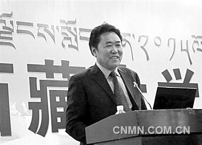  適逢西藏自治區(qū)50歲生日，記者在拉薩見到了多吉，作為我國(guó)首位中國(guó)工程院藏族院士，也是西藏地區(qū)唯一一位院士，多吉院士已從地質(zhì)勘探一線退居12年，一直從事地質(zhì)相關(guān)的管理工作，目前是自治區(qū)人大常委會(huì)副主任兼任自治區(qū)國(guó)土資源廳總工程師。