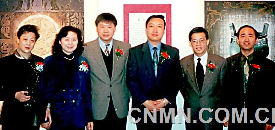 畫家與嘉賓合影（左三為中國(guó)駐多倫多文化領(lǐng)事項(xiàng)曉偉，右二為國(guó)際佛光會(huì)多倫多會(huì)長(zhǎng)）1