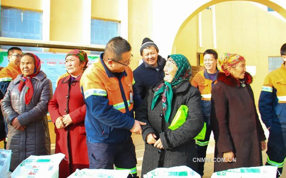 烏恰縣素有“西極”之稱，行政區(qū)劃屬于新疆克孜勒蘇柯爾克孜自治州，是國家劃定的深度貧困地區(qū)。這里年均降水量172毫米，蒸發(fā)量2500毫米，集氣候惡劣、民族地區(qū)、邊疆地區(qū)為一體，是全國脫貧攻堅的主戰(zhàn)場之一。