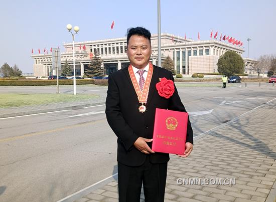 云南銅業(yè)迪慶礦業(yè)的藏族員工都吉走進(jìn)人民大會堂，親耳聆聽習(xí)近平總書記“我國脫貧攻堅戰(zhàn)取得了全面勝利”的莊嚴(yán)宣告，并接受“全國脫貧攻堅先進(jìn)個人”榮譽表彰。