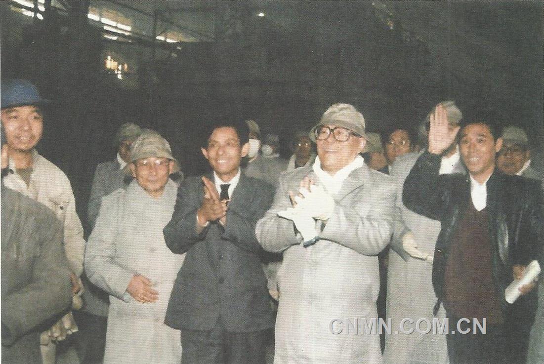 3江澤民同志在撫順?shù)X廠視察2