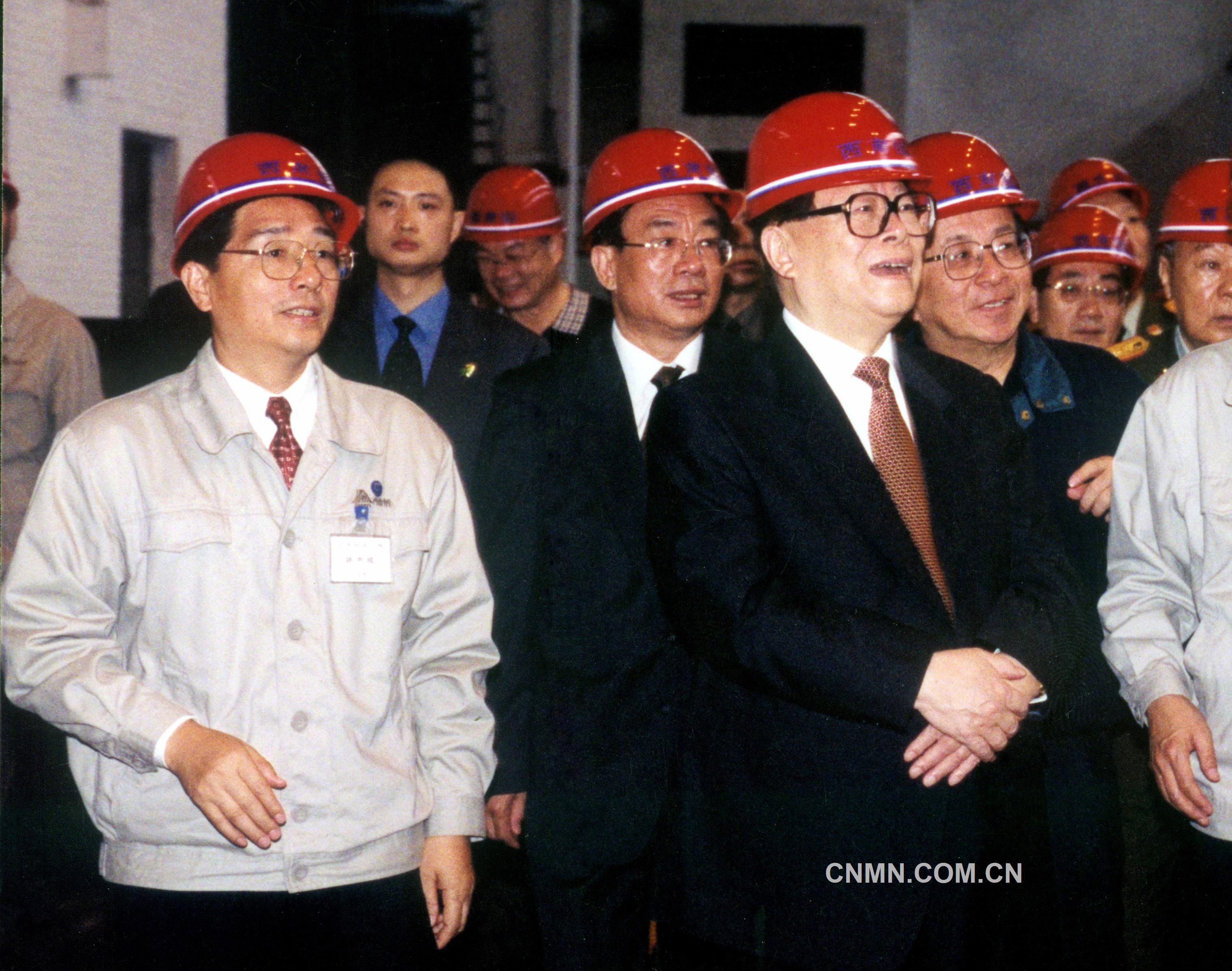 2002年5月22日，江澤民視察西南鋁。（李影攝）