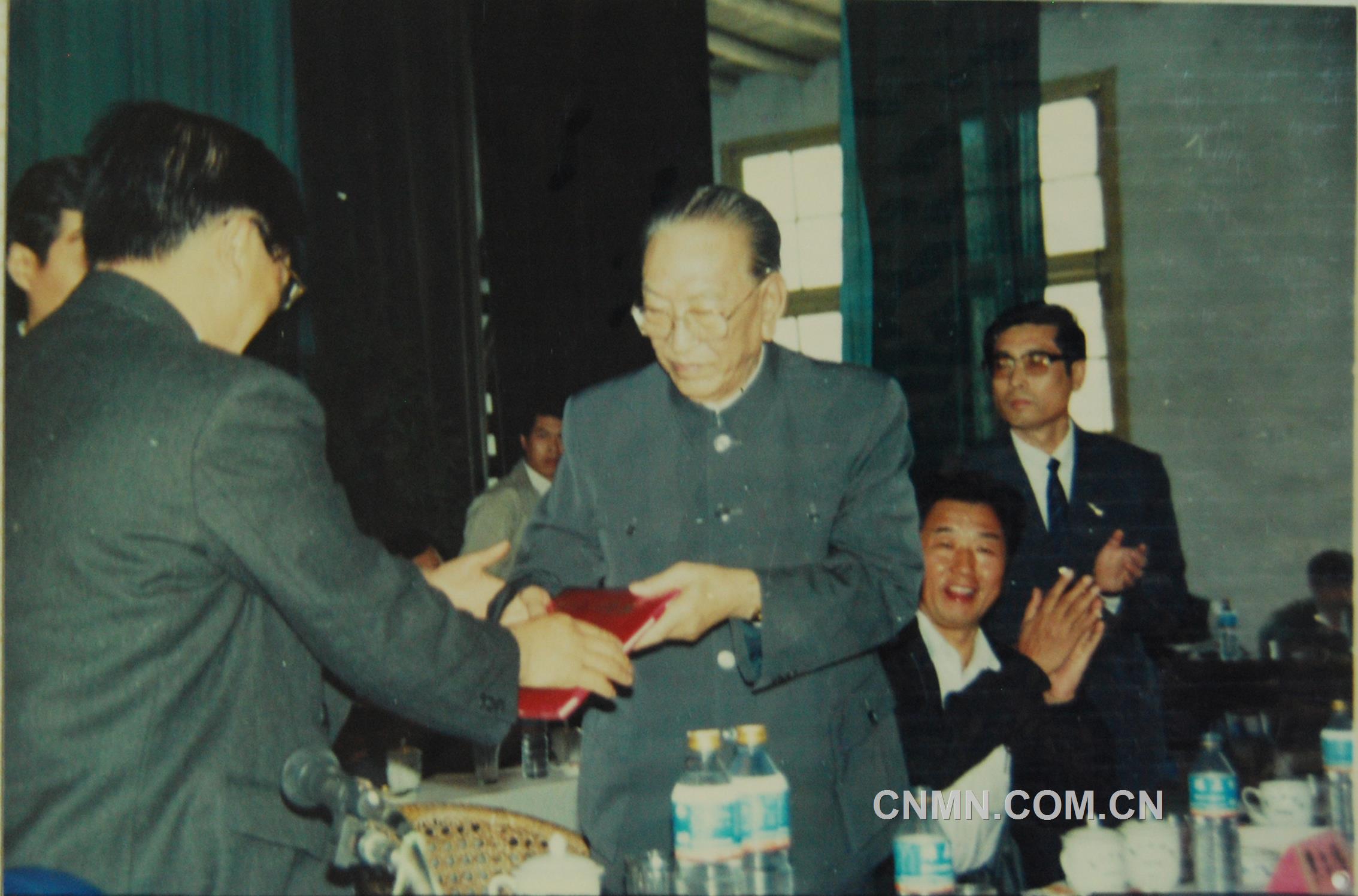 1991年10月，耿飚回到闊別65年的水口山，欣然接受“水口山功勛礦工”榮譽稱號。