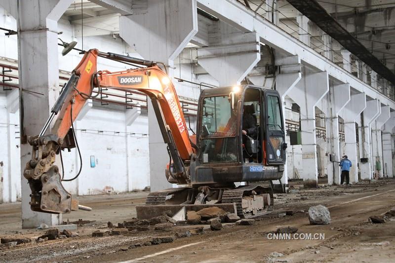 近日，在洛陽銅業(yè)占地4796平方米的原裝備技術(shù)公司工具車間閑置廠房內(nèi)，一臺鉤機(jī)在車間內(nèi)來往穿梭、平整地坪——洛陽市花卉市場搬遷地正在如火如荼地施工中。
