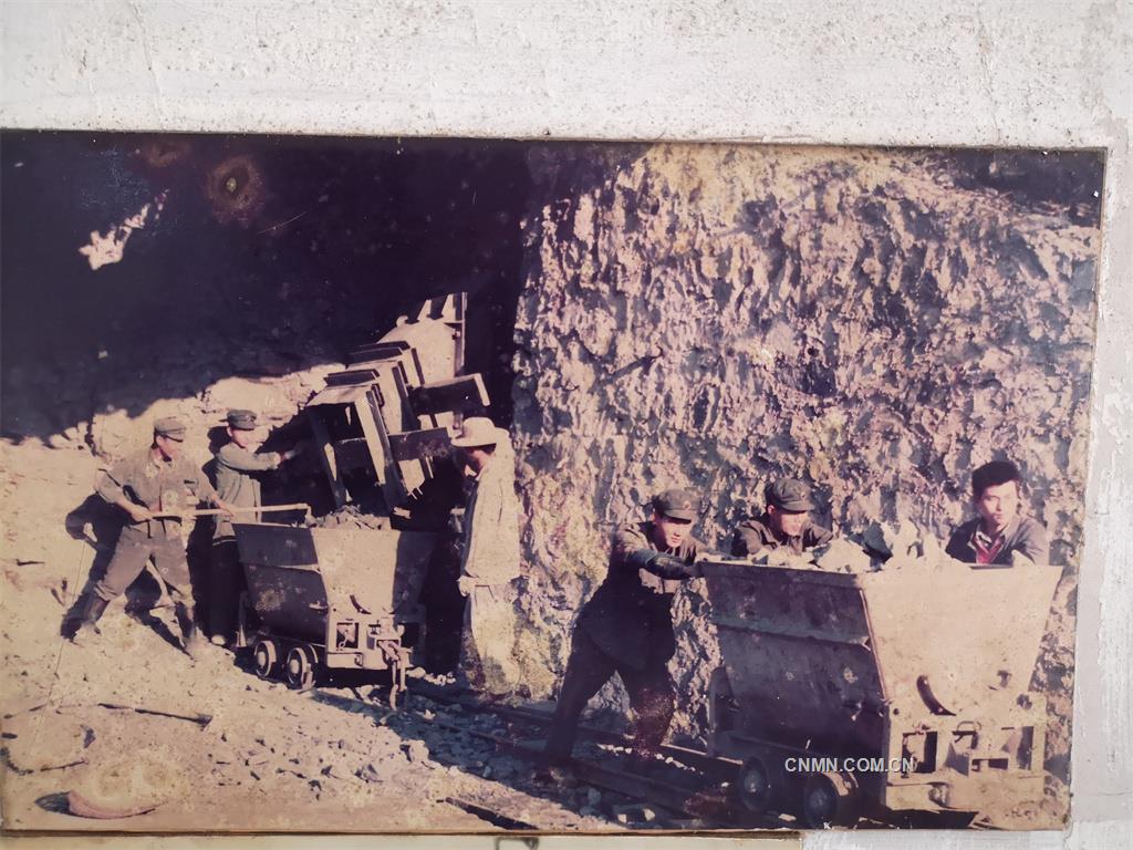 1985年2月，廣州軍區(qū)53200機(jī)械化部隊(duì)參加康家灣礦工程建設(shè)