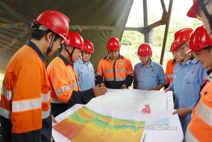 圖為五礦勘察、水口山公司地質(zhì)專家和技術(shù)人員在探討資源勘探工作
