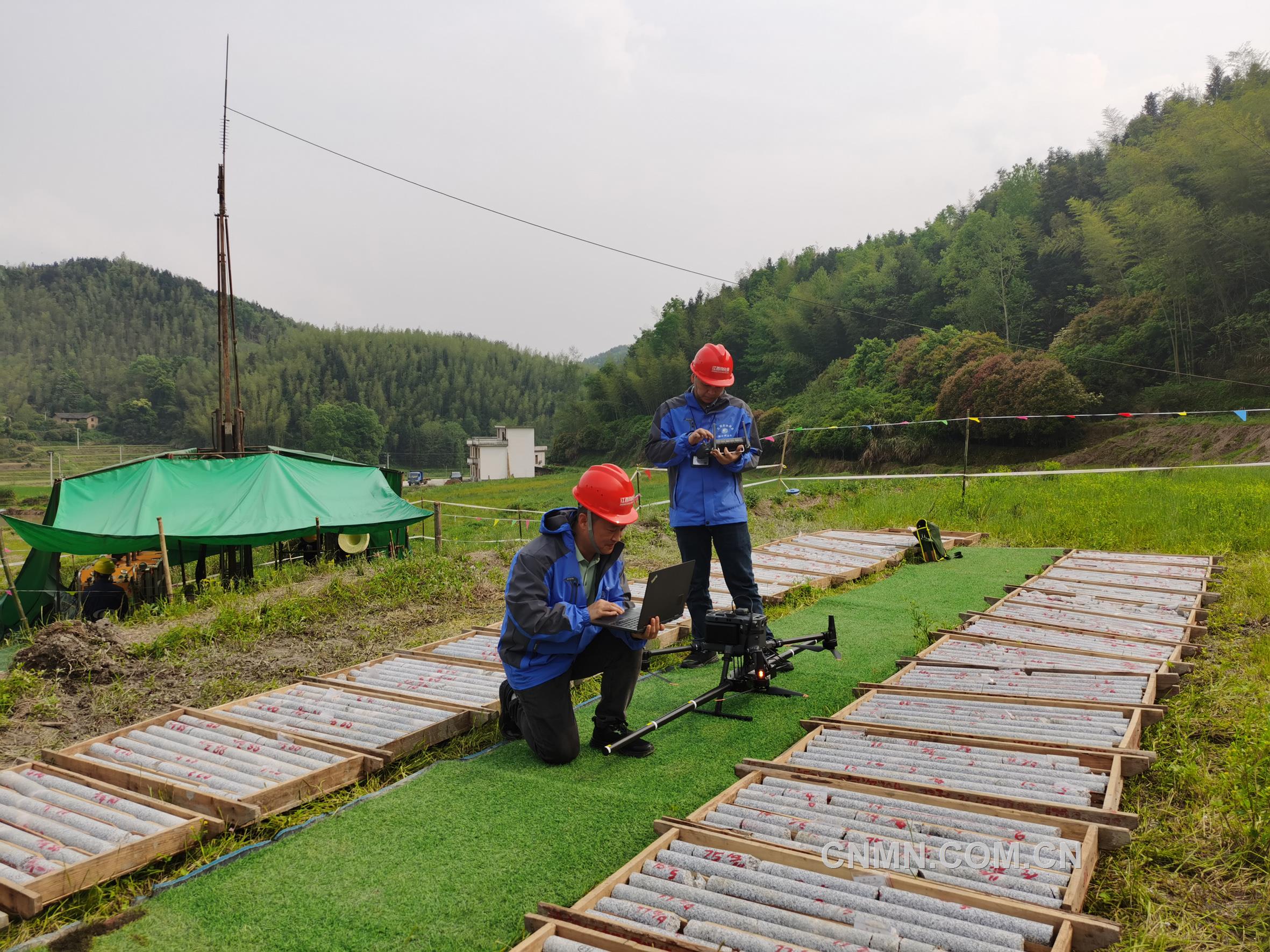 江西地質(zhì)-物化探大隊隊員正在開展低空無人機航磁作業(yè)。