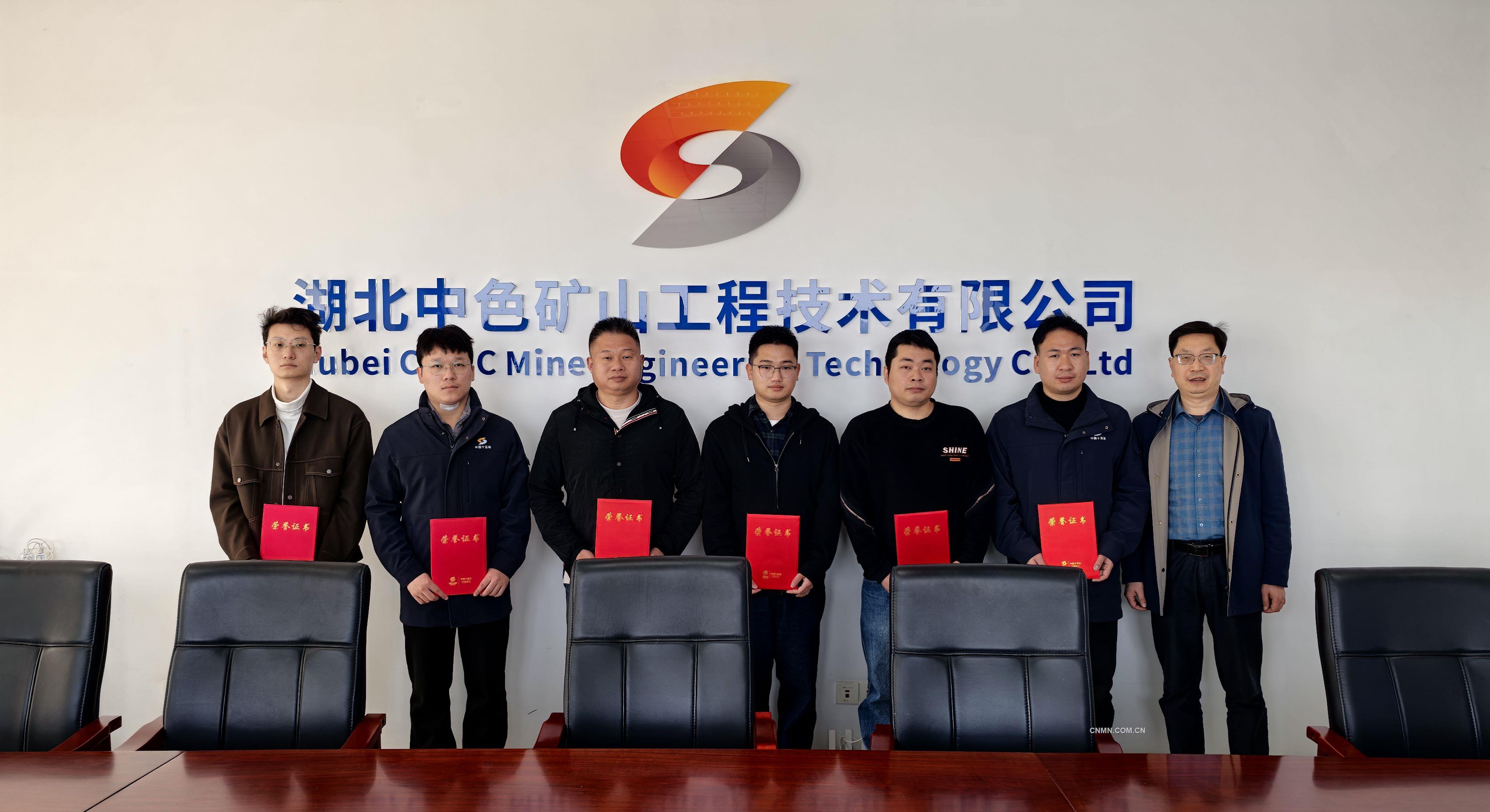 圖為為無償獻血職工頒發(fā)榮譽證書(1)