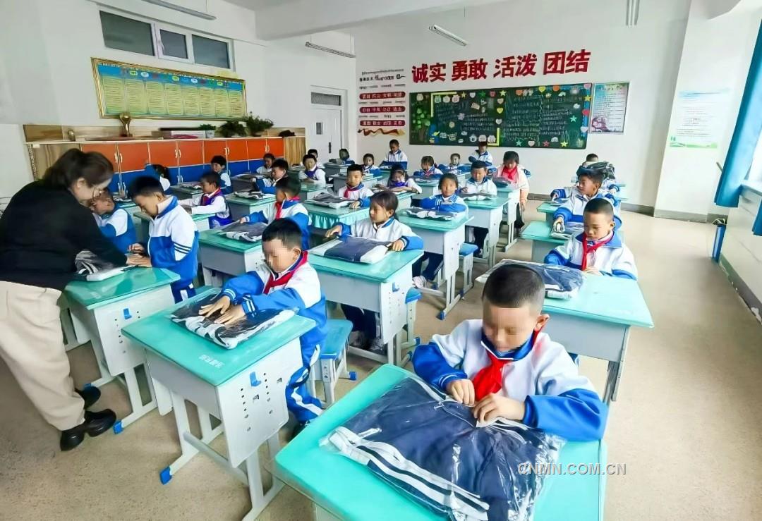 中鋁集團向青海省海晏縣捐贈430套全鋁課桌椅