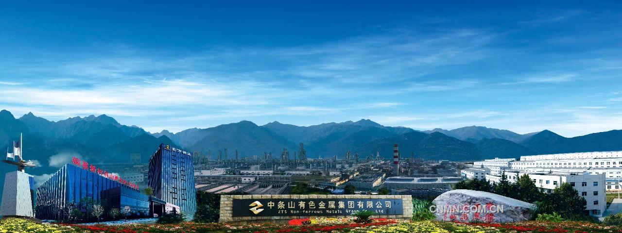 　　上半年，公司實(shí)現(xiàn)營業(yè)收入（合并）預(yù)計(jì)完成計(jì)劃的100%；利潤預(yù)計(jì)完成年度考核指標(biāo)的85%；處理礦量預(yù)計(jì)完成計(jì)劃的103%；精礦含銅完成計(jì)劃的103%；陰極銅預(yù)計(jì)完成計(jì)劃的100%，金錠預(yù)計(jì)完成計(jì)劃的146%，完成年計(jì)劃的54.2%，創(chuàng)歷史最高水平，銀錠預(yù)計(jì)完成計(jì)劃的125%，完成年計(jì)劃的53.2%；預(yù)計(jì)生產(chǎn)銅帶、銅箔分別為完成計(jì)劃的53.5%、51%。穩(wěn)步實(shí)現(xiàn)了“時(shí)間過半、任務(wù)過半”目標(biāo)，以卓越的經(jīng)營成果交出高質(zhì)量答卷！