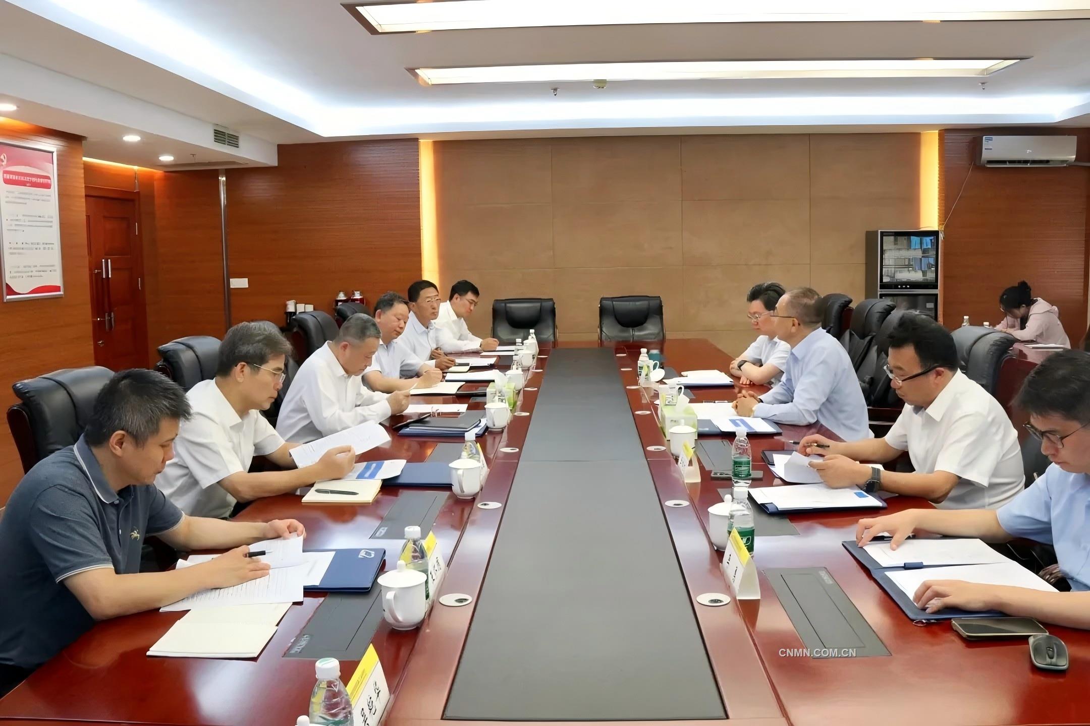 葛紅林會見中國鹽湖集團(tuán)黨委書記、董事長薛飛一行
