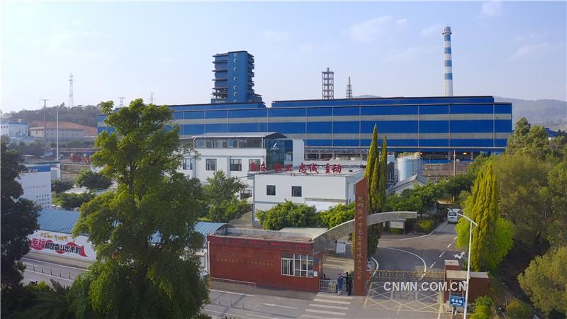 楚雄滇中有色金屬有限責(zé)任公司，一個(gè)建成投產(chǎn)近30年的中型銅冶煉企業(yè)，在由弱到強(qiáng)的發(fā)展歷程中，始終堅(jiān)持并堅(jiān)定踐行新發(fā)展理念，以綠色發(fā)展為根本目標(biāo)，致力開(kāi)拓適合企業(yè)實(shí)際的綠色“路徑”，一步一個(gè)腳印建設(shè)企業(yè)的“綠水青山”。