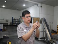 感受熱愛(ài) 保持敏銳 胸懷欣喜——記四川省勞動(dòng)模范、自硬公司采掘合金事業(yè)部技術(shù)科研發(fā)主管譚竹峰
