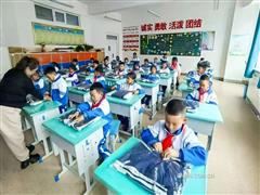 中鋁集團向青海省海晏縣捐贈430套全鋁課桌椅